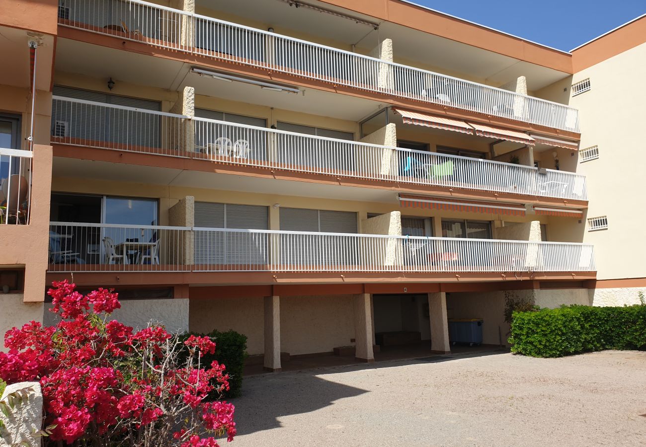 Studio in Saint Raphael - SAINT RAPHAEL La Péguière Facing the beach Sea view, Large studio 36m2, 4 people balcony, parking