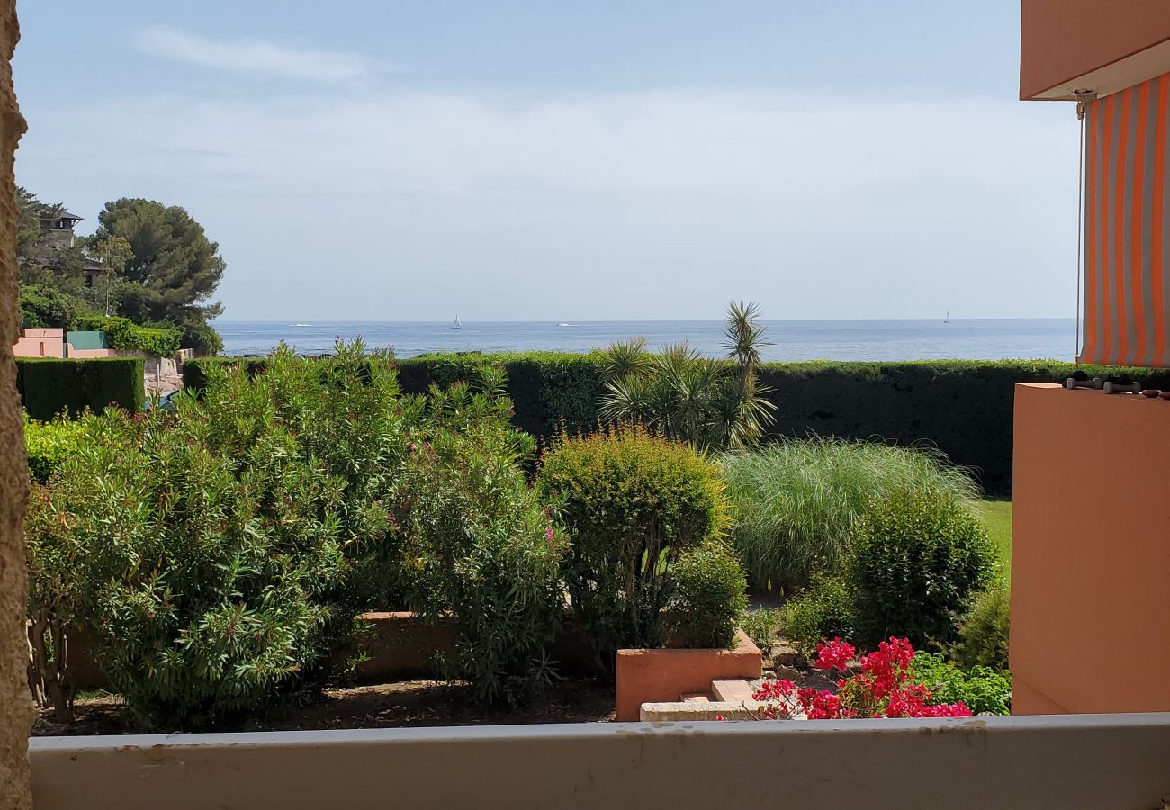 Studio in Saint Raphael - SAINT RAPHAEL La Péguière Facing the beach Sea view, Large studio 36m2, 4 people balcony, parking