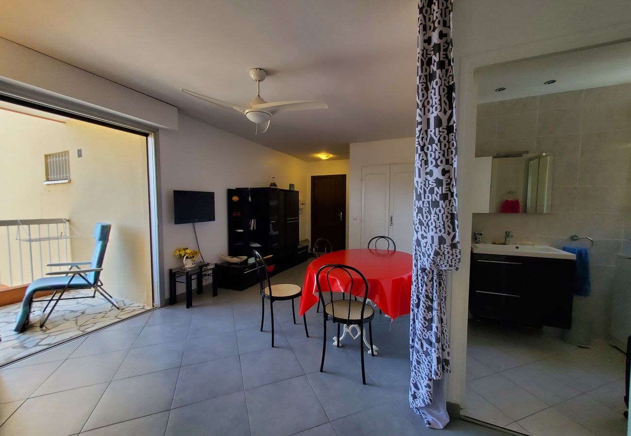 Studio in Saint Raphael - SAINT RAPHAEL La Péguière Facing the beach Sea view, Large studio 36m2, 4 people balcony, parking