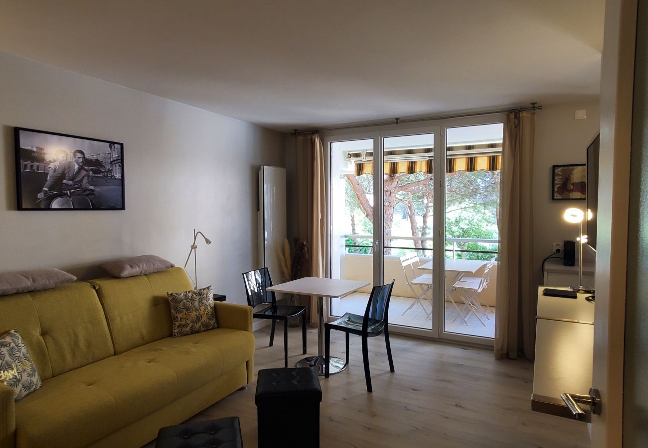 Studio in Fréjus - FREJUS PLAGE La Miougrano Studio 25m2 Swimming Pool 300m From the Beaches Balcony on the Garden 2 People