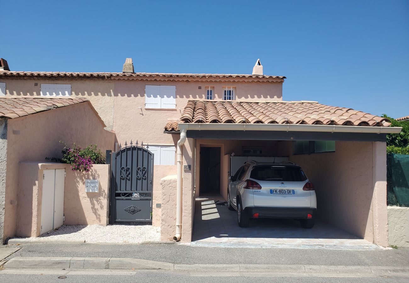 House in Fréjus - FREJUS Rare for rent house 3 bedrooms, 6 people, air-conditioned, 2 car parks, 2 kms from the beaches