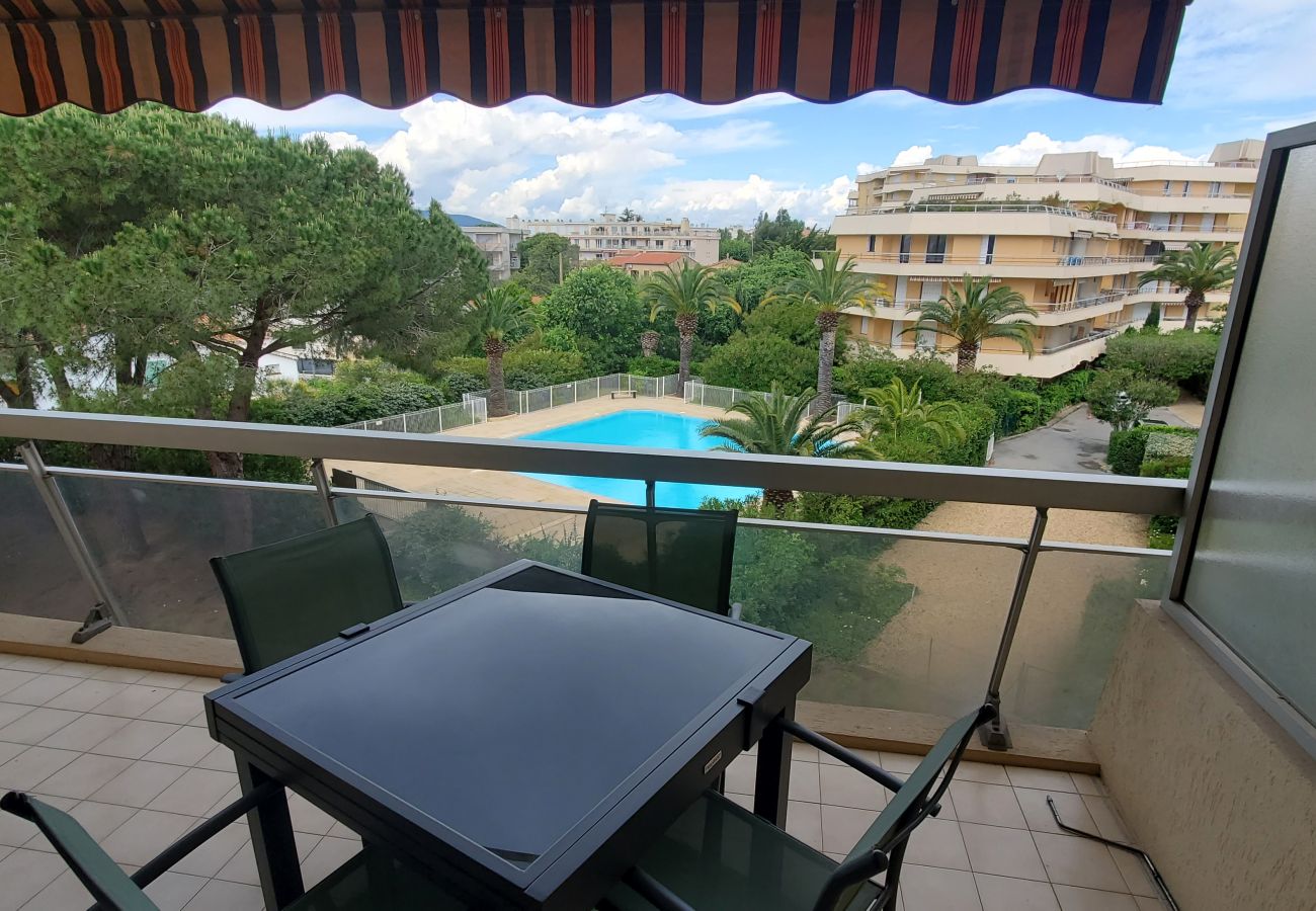 Apartment in Fréjus - LA MIOUGRA NO Fréjus-Plage: Superb T2, 47 m2 air-conditioned, wifi/fiber box, 200 m from the beaches, pool and garden view, parking