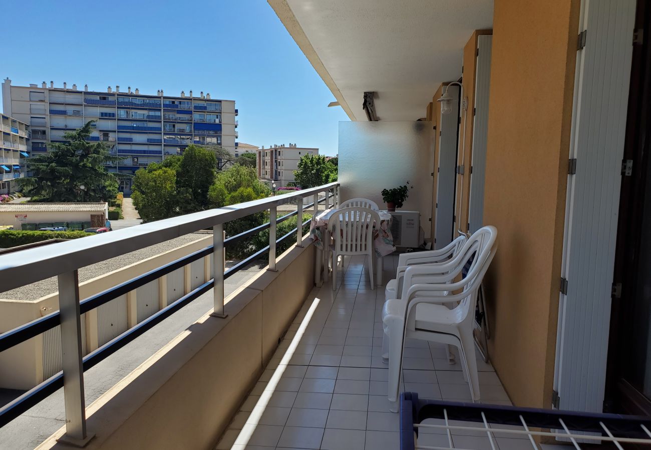 Apartment in Fréjus - MIOUGRANO Pretty T2 air-conditioned 4 people 300m Beach, with balcony, swimming pool, and underground parking