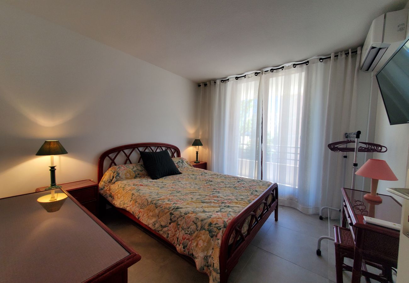 Apartment in Fréjus - MIOUGRANO Pretty T2 air-conditioned 4 people 300m Beach, with balcony, swimming pool, and underground parking