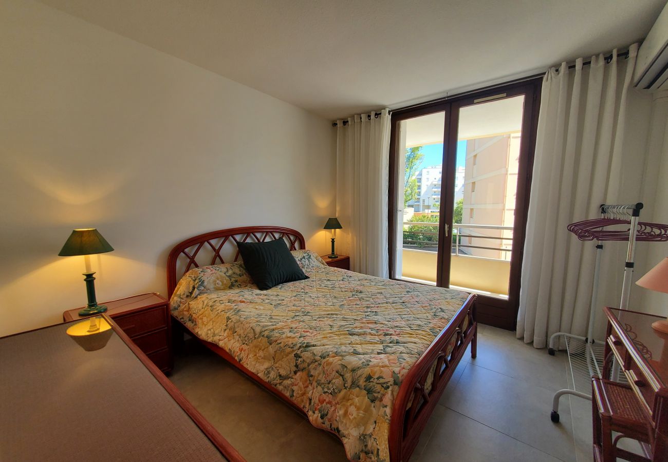 Apartment in Fréjus - MIOUGRANO Pretty T2 air-conditioned 4 people 300m Beach, with balcony, swimming pool, and underground parking