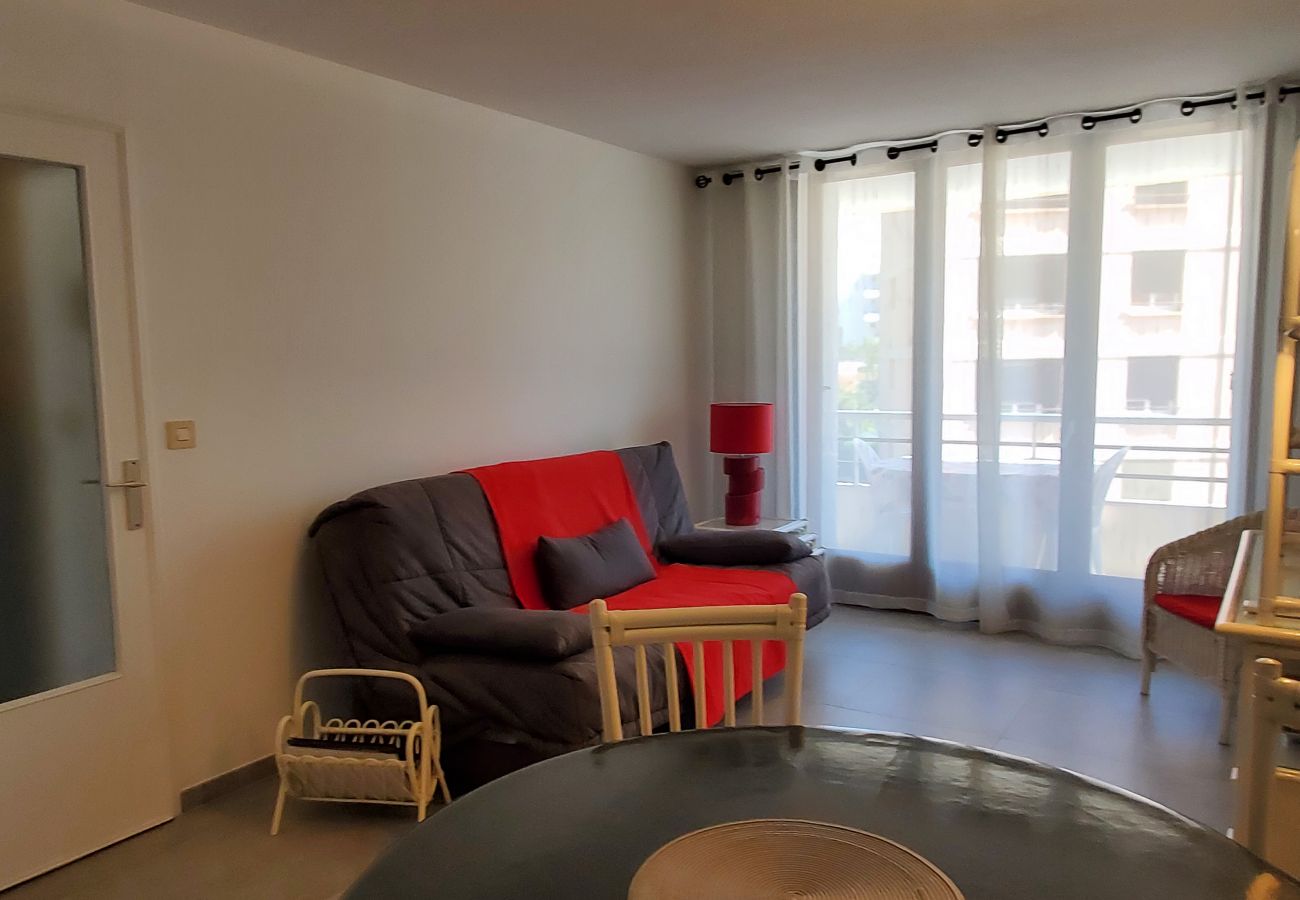 Apartment in Fréjus - MIOUGRANO Pretty T2 air-conditioned 4 people 300m Beach, with balcony, swimming pool, and underground parking