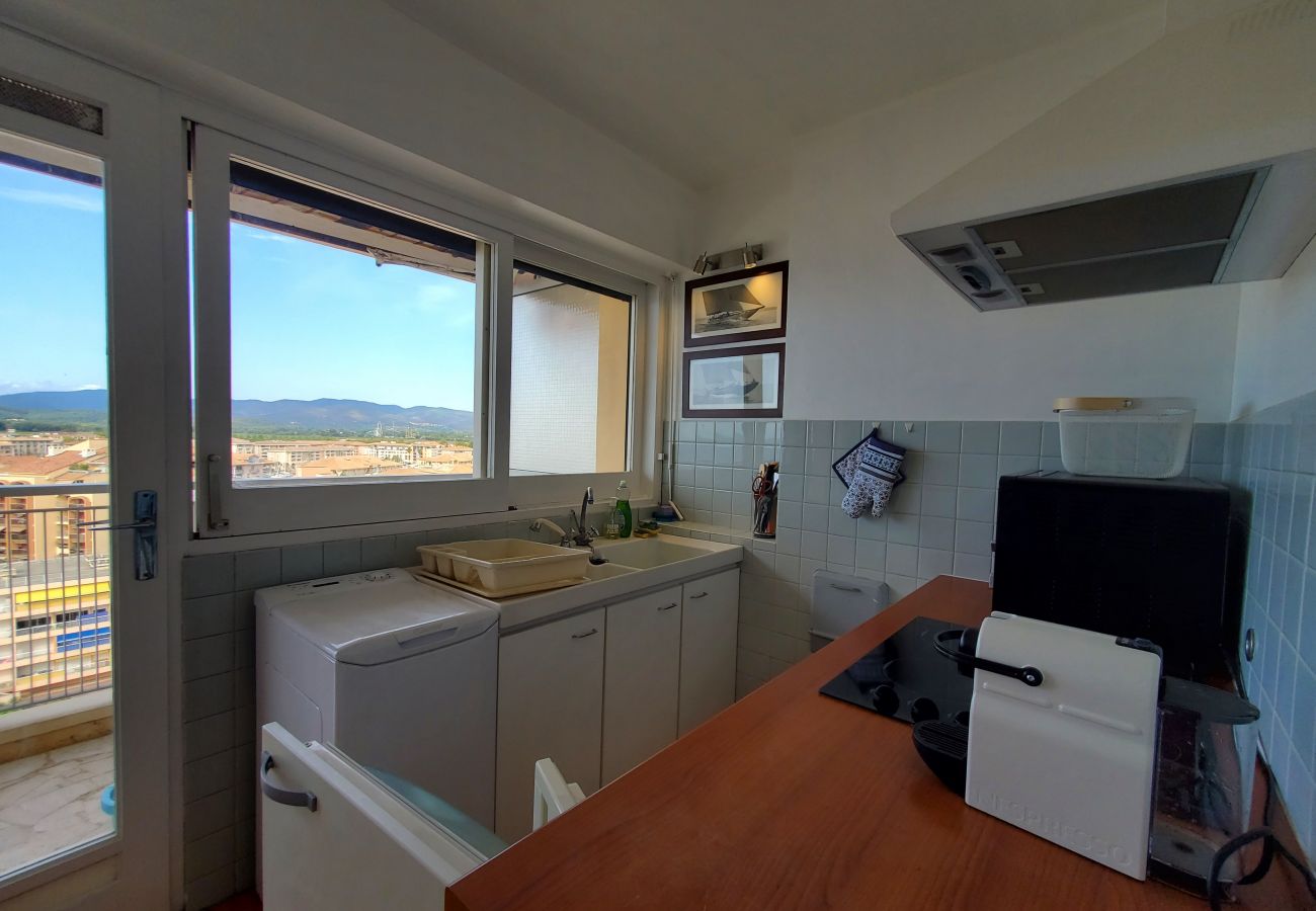 Apartment in Fréjus - FREJUS PLAGE Tour Mediterranée 10th Floor T2 180° sea view Parking