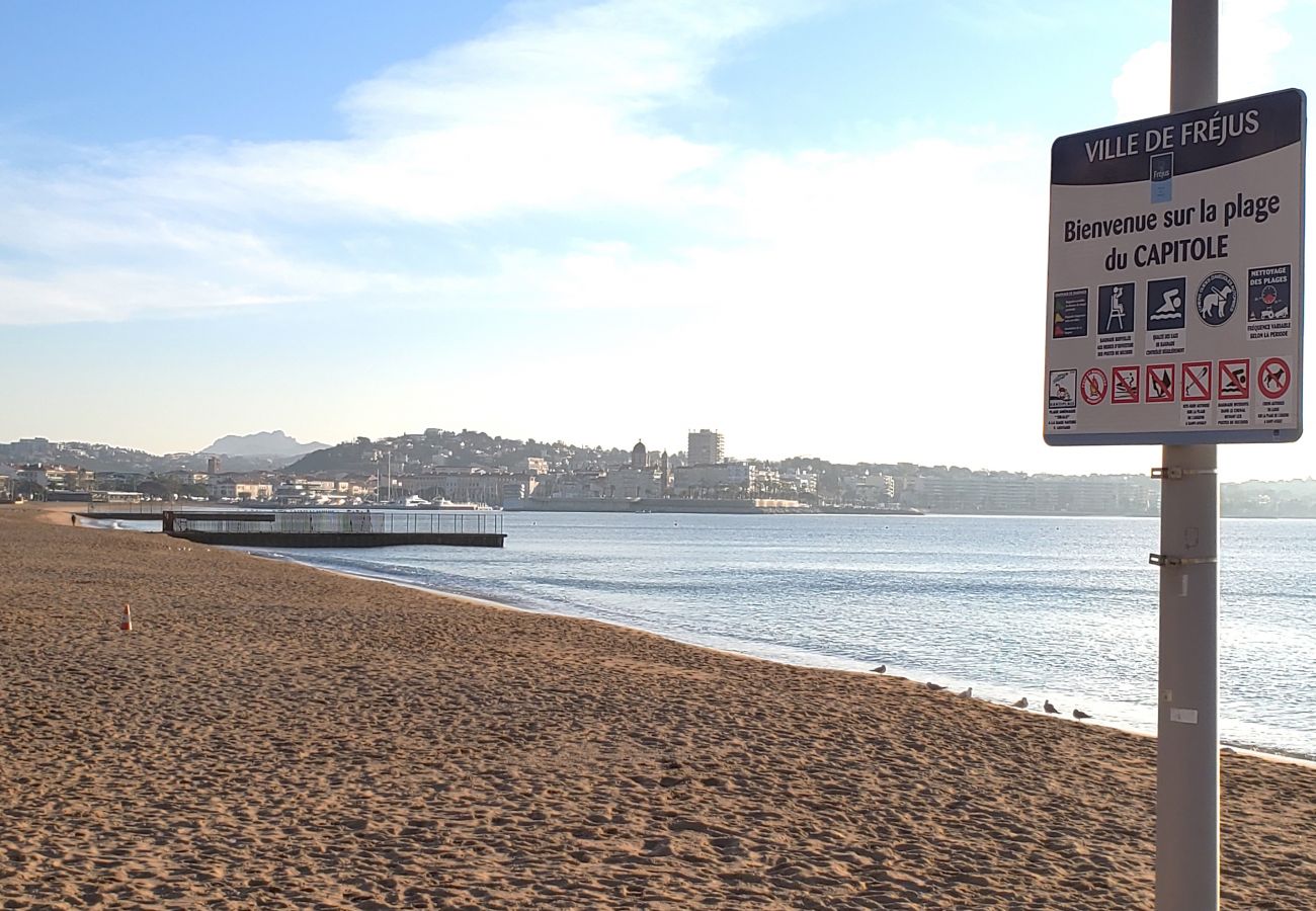 Apartment in Fréjus - Port Fréjus EAST limit Fréjus Plage Le Capitole T2 35m2 Air Conditioned Balcony Sea View Wifi Parking 4 People