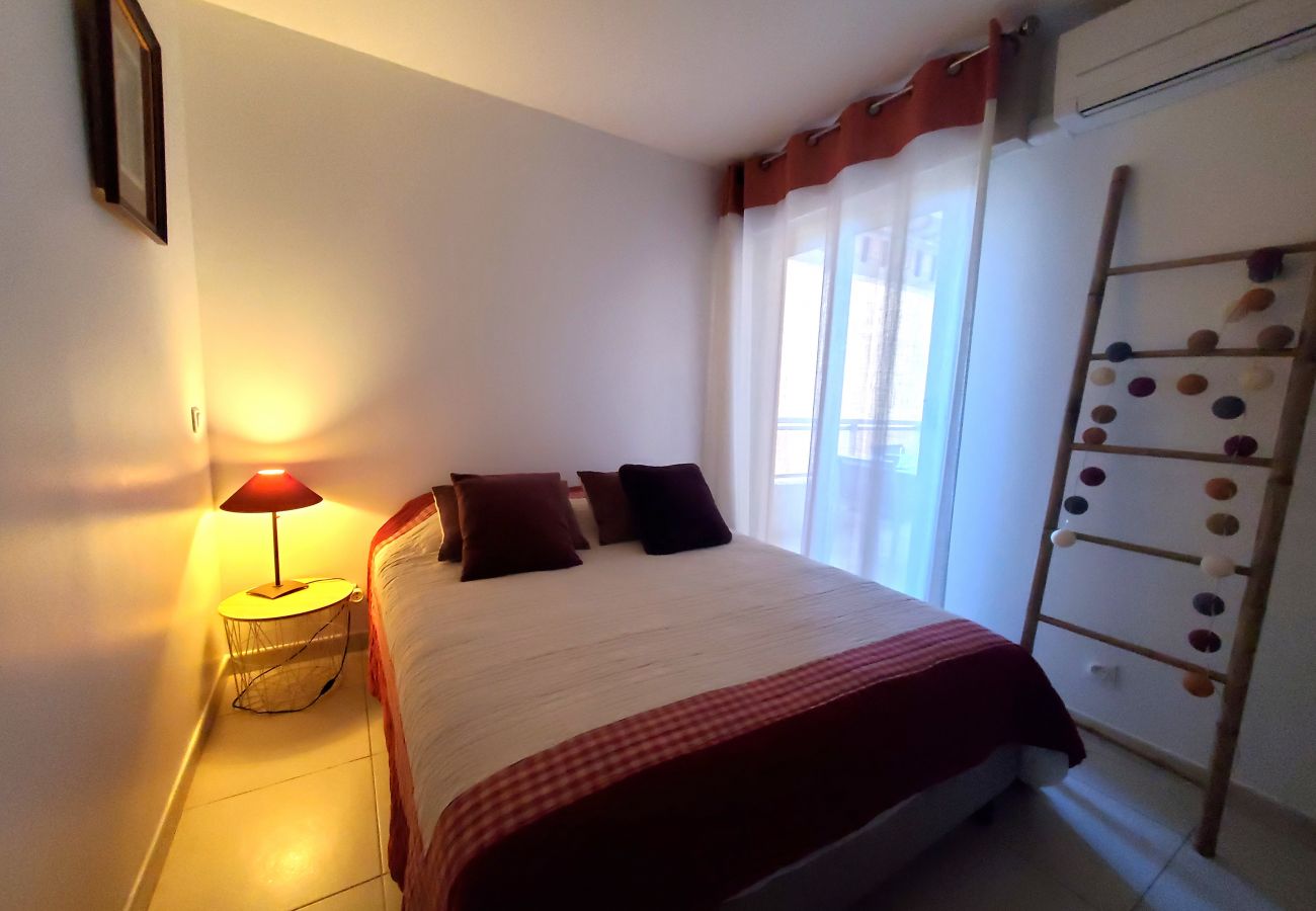 Apartment in Fréjus - Port Fréjus EAST limit Fréjus Plage Le Capitole T2 35m2 Air Conditioned Balcony Sea View Wifi Parking 4 People