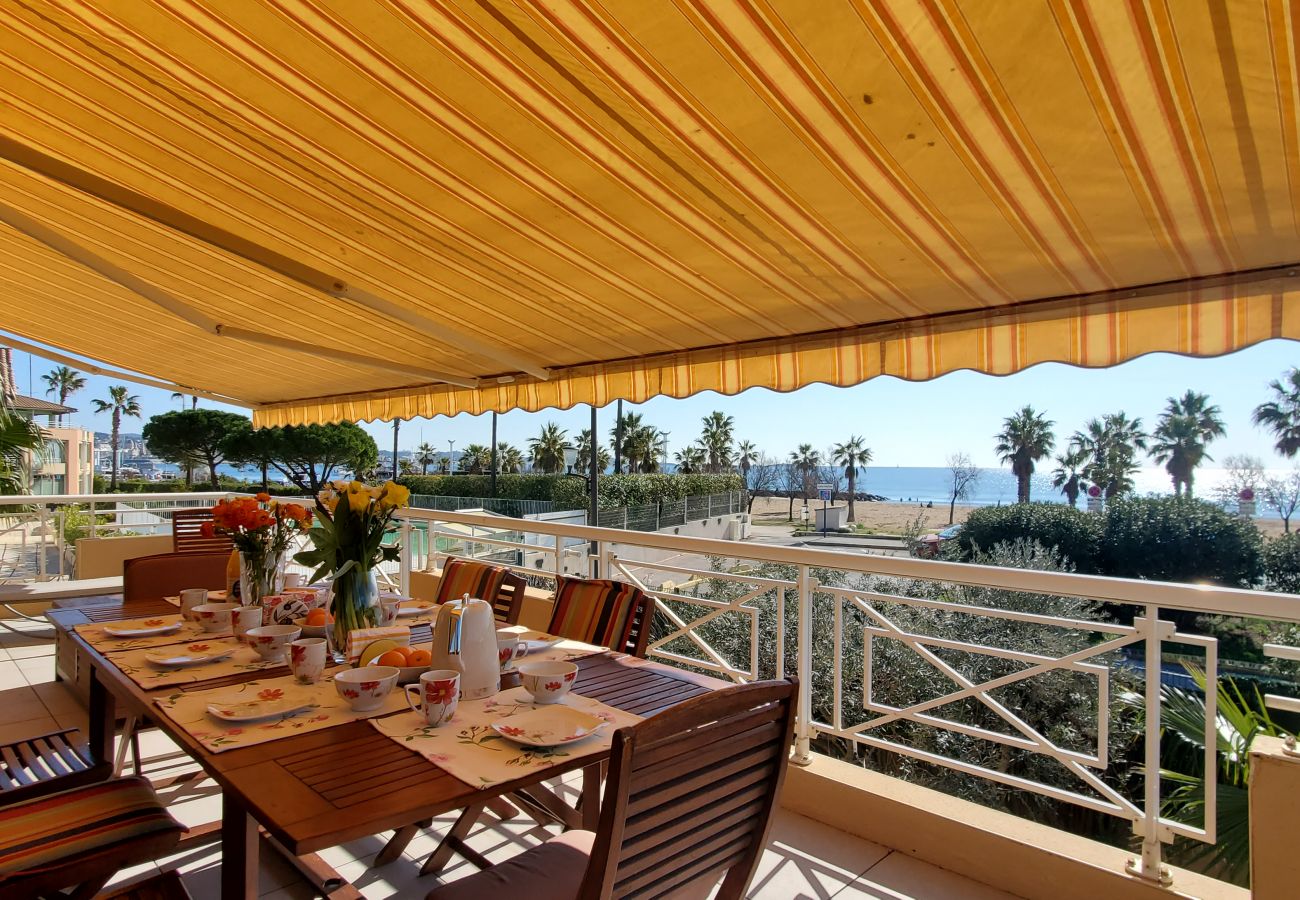 Apartment in Fréjus - Port Fréjus limit base nature 1st floor villa capacity 8/9 people, 4 bedrooms including 3 parental suites air-conditioned, terrace, parking, sea view direct access to the beach