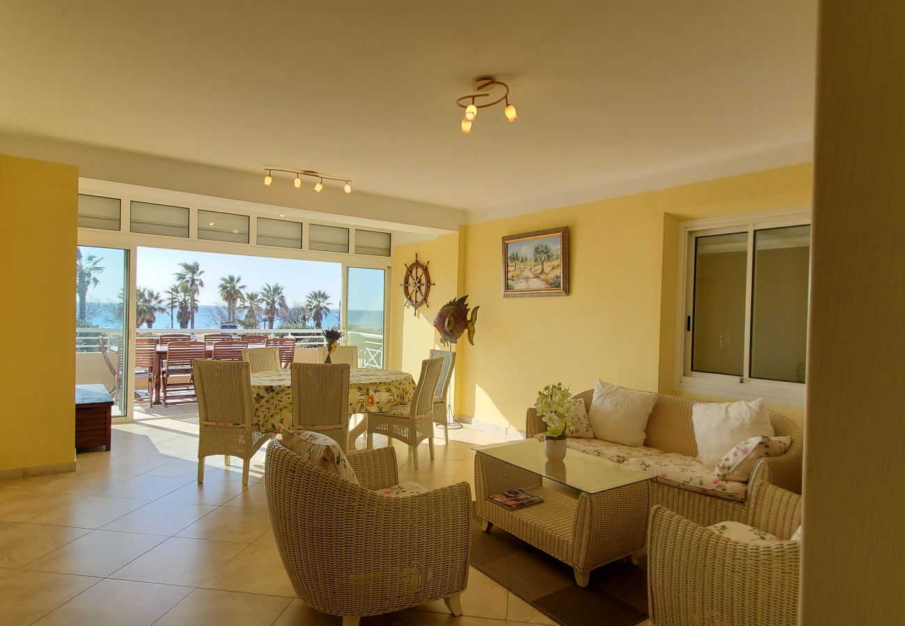 Apartment in Fréjus - Port Fréjus limit base nature 1st floor villa capacity 8/9 people, 4 bedrooms including 3 parental suites air-conditioned, terrace, parking, sea view direct access to the beach