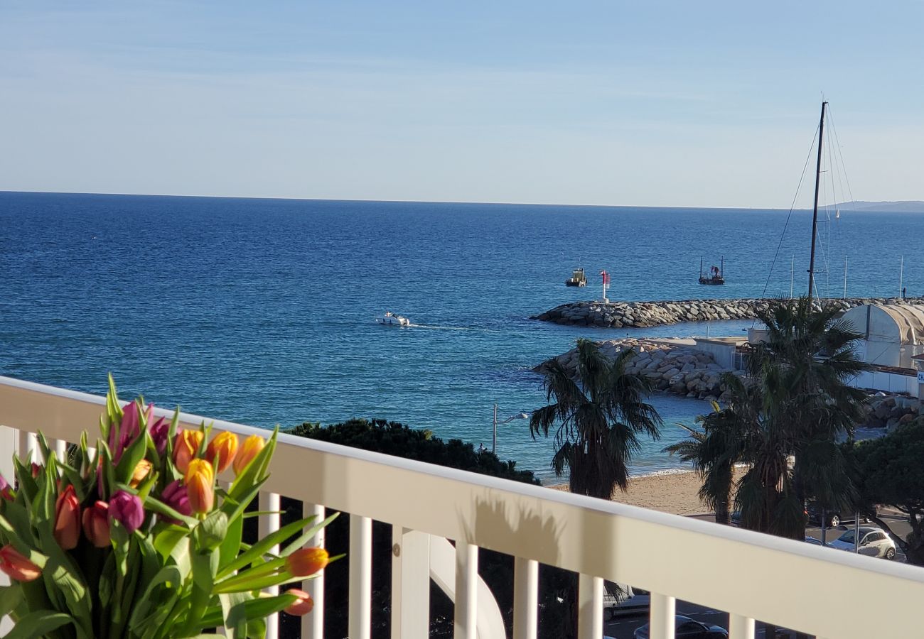 Apartment in Fréjus - Fréjus-Plage, Sea view, T2, 38m2, 4 people, refurbished, air conditioning, magnificent