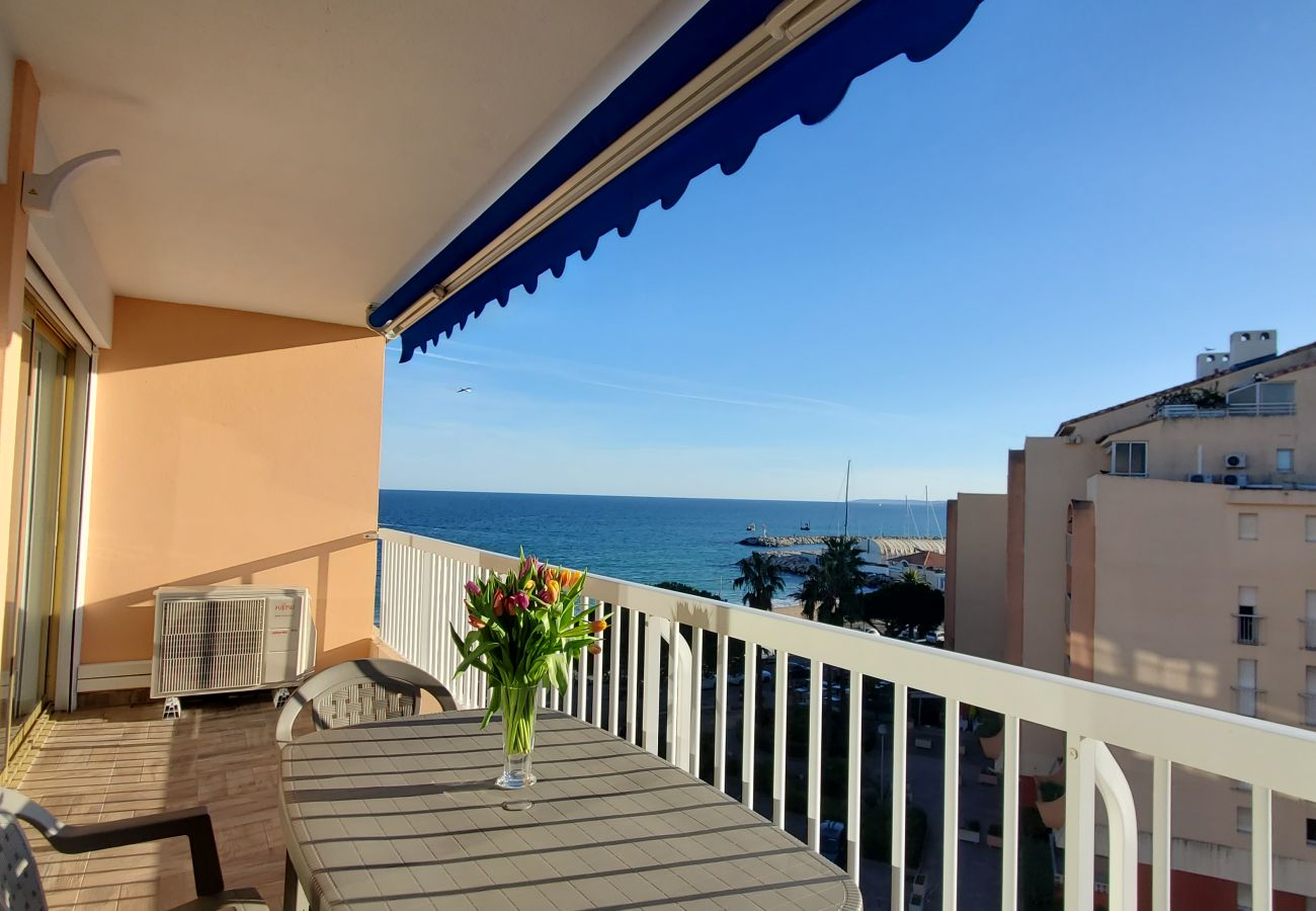 Apartment in Fréjus - Fréjus-Plage, Sea view, T2, 38m2, 4 people, refurbished, air conditioning, magnificent