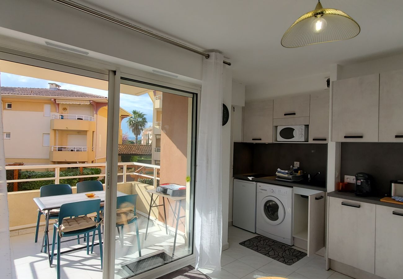 Studio in Fréjus - PORT Fréjus Les Rives Latines B, studio cabin 30m2, 2 adults, 2 children, air-conditioned balcony and closed box 100 m from the beach