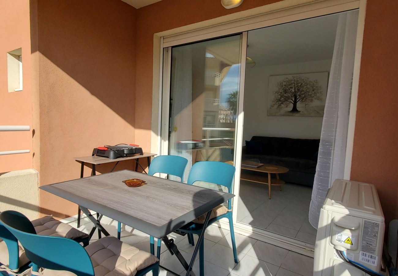 Studio in Fréjus - PORT Fréjus Les Rives Latines B, studio cabin 30m2, 2 adults, 2 children, air-conditioned balcony and closed box 100 m from the beach