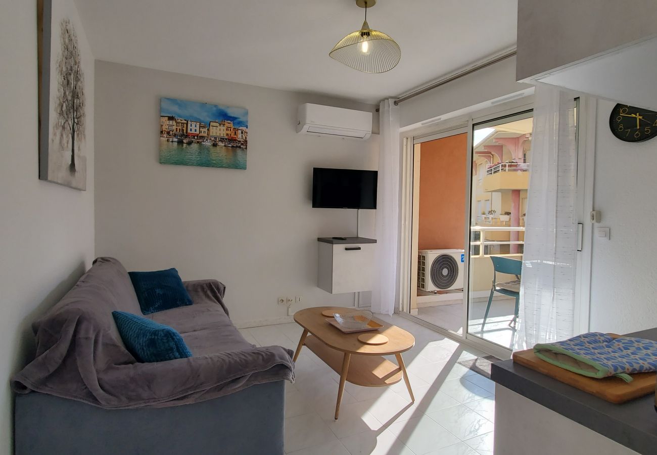 Studio in Fréjus - PORT Fréjus Les Rives Latines B, studio cabin 30m2, 2 adults, 2 children, air-conditioned balcony and closed box 100 m from the beach