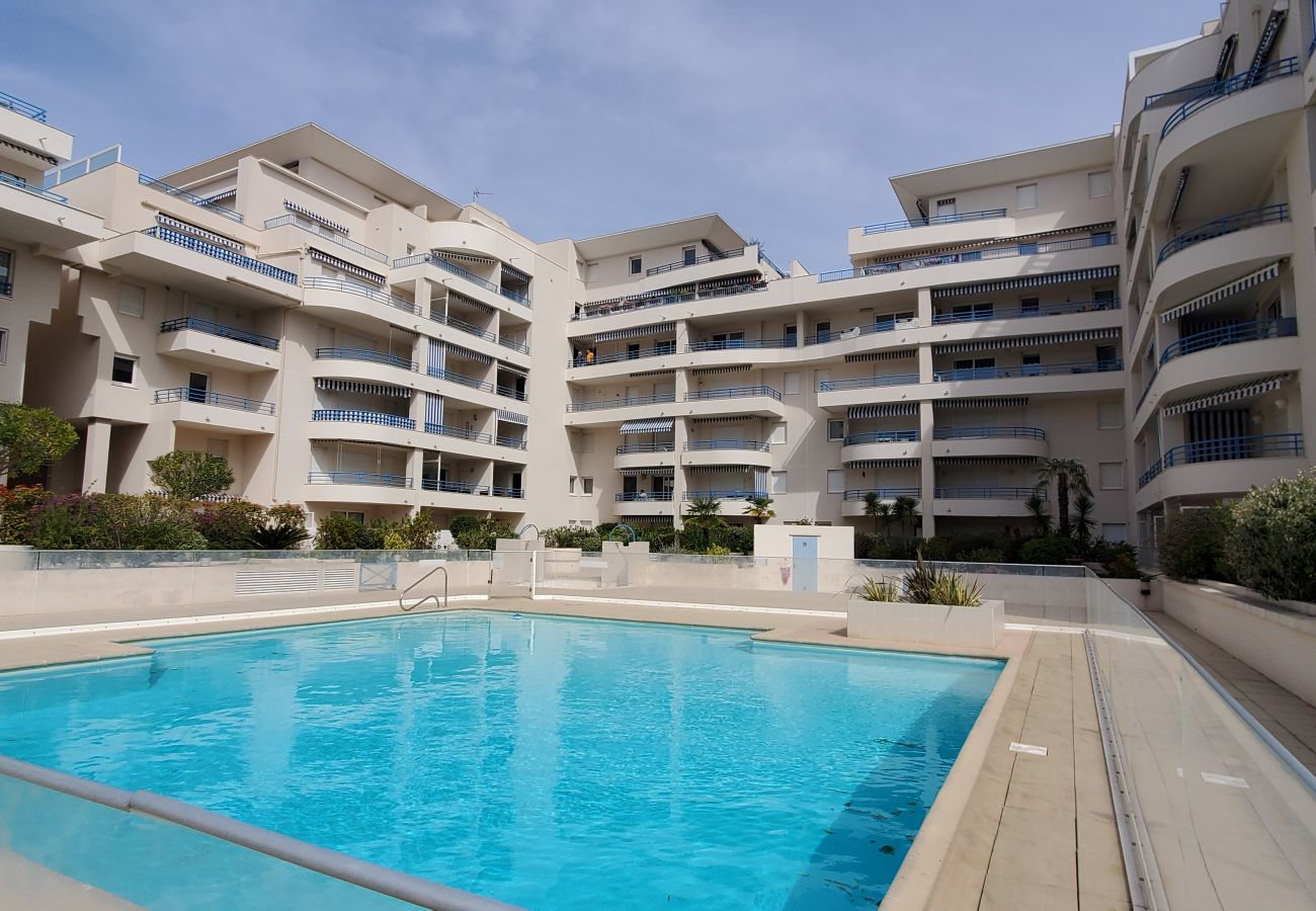 Apartment in Fréjus - Fréjus Plage, Le Sextant, Large T2 of 52m2, 3/4 people, swimming pool, large balcony, WIFIair-conditioned living room, 400m from the beach