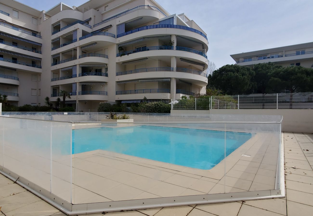 Apartment in Fréjus - Fréjus Plage, Le Sextant, Large T2 of 52m2, 3/4 people, swimming pool, large balcony, WIFIair-conditioned living room, 400m from the beach