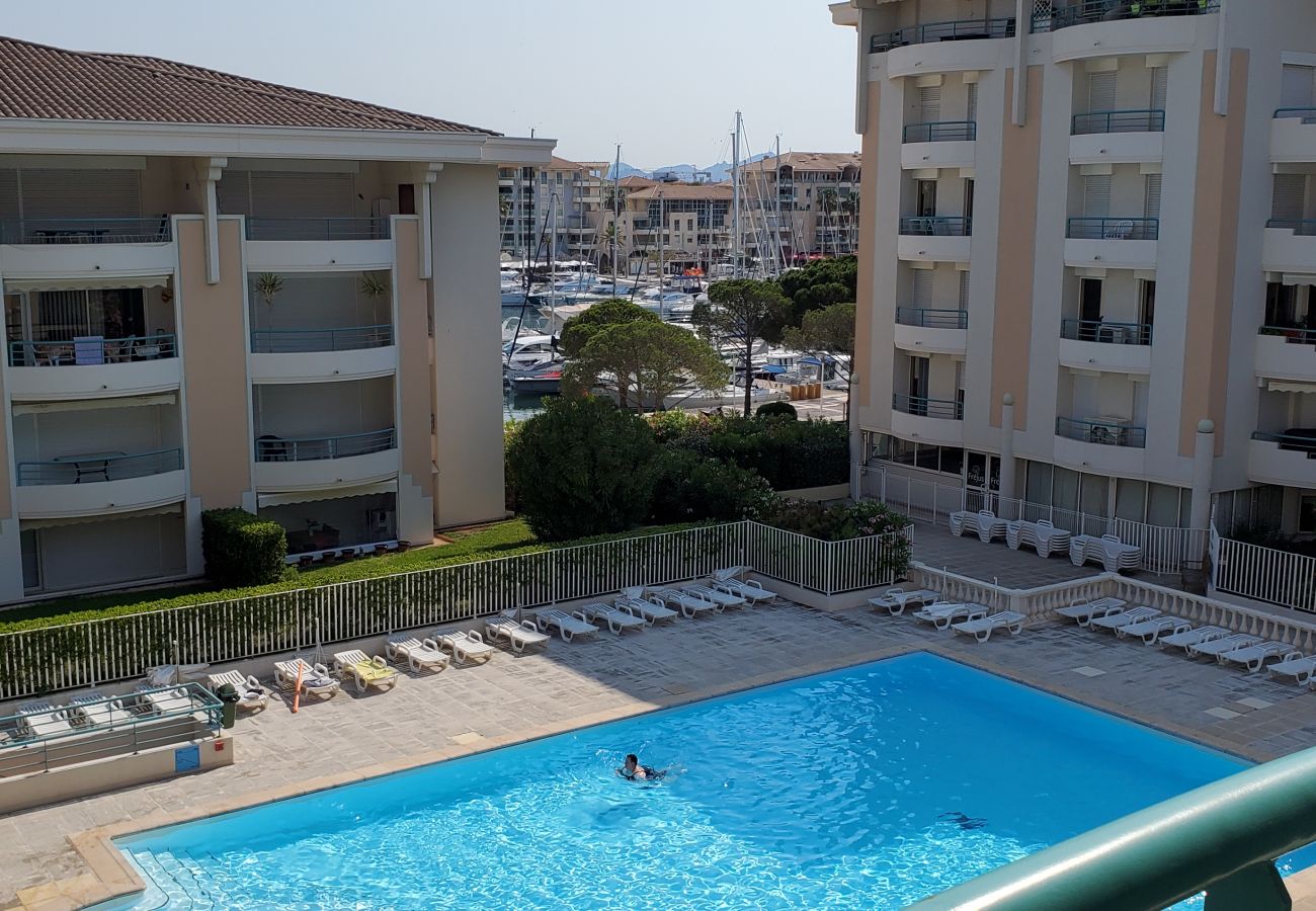 Apartment in Fréjus - Port-Frejus, Open, 2 rooms, 42m2, air conditioning, balcony overlooking the pool and garden, parking