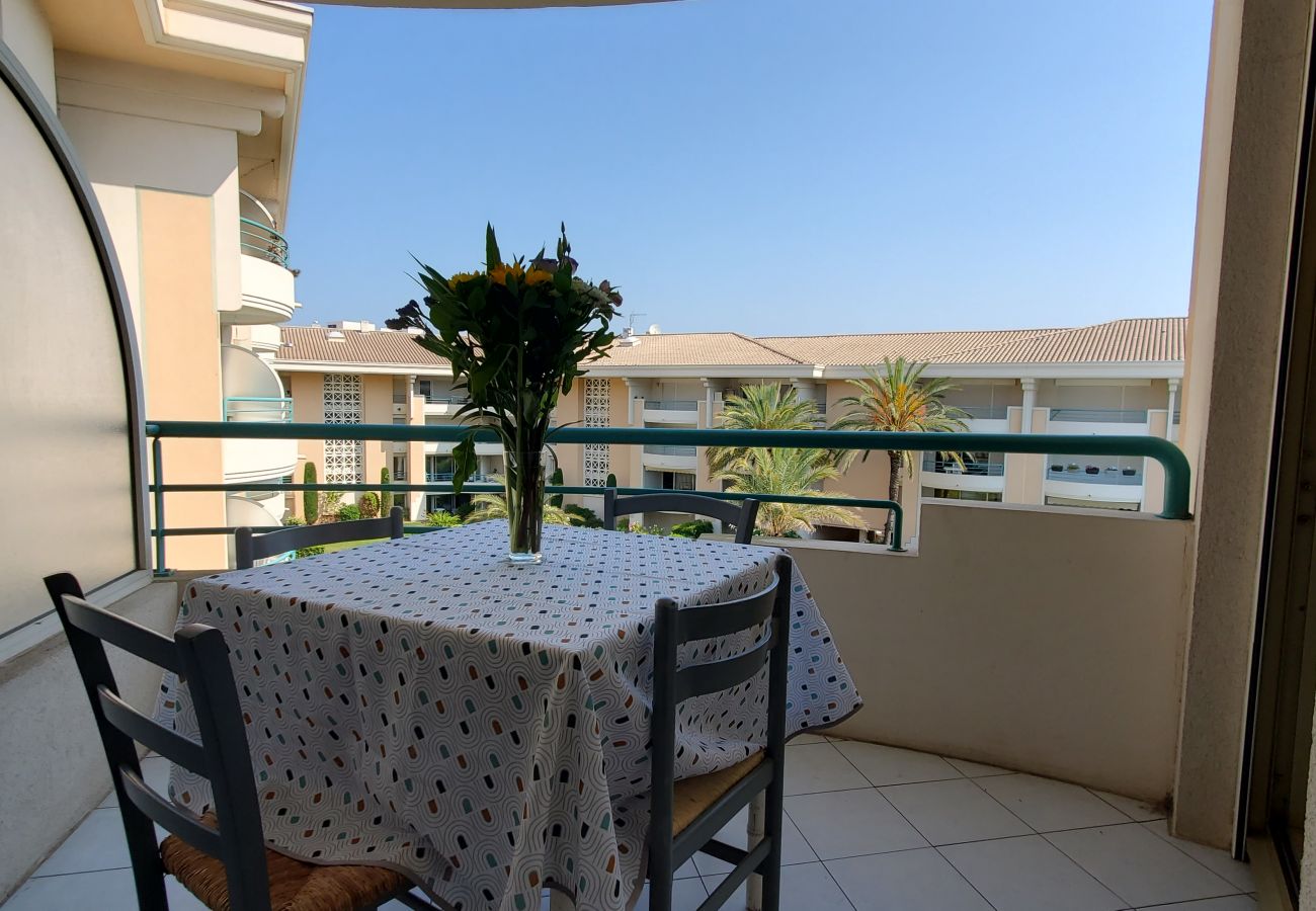 Apartment in Fréjus - Port-Frejus, Open, 2 rooms, 42m2, air conditioning, balcony overlooking the pool and garden, parking