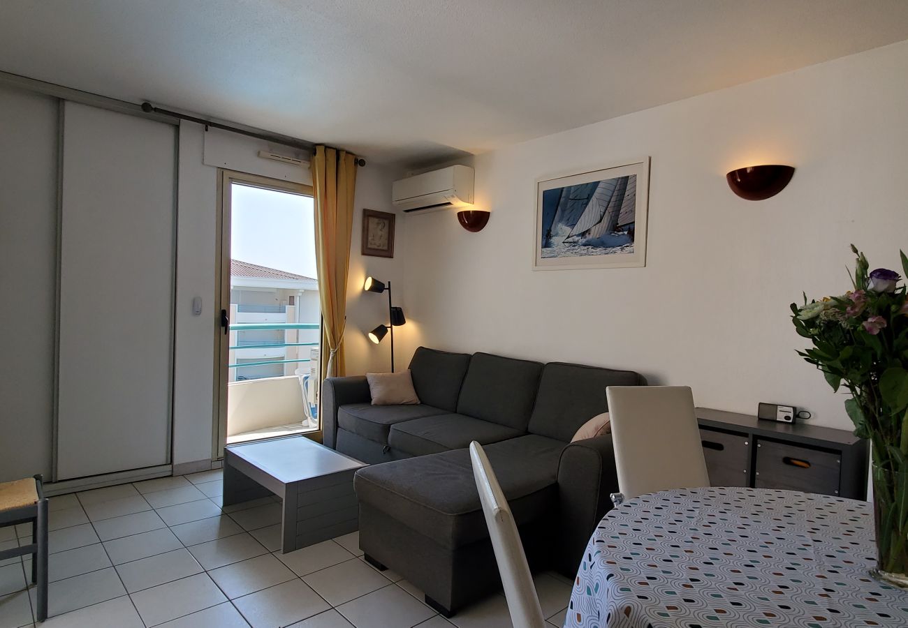 Apartment in Fréjus - Port-Frejus, Open, 2 rooms, 42m2, air conditioning, balcony overlooking the pool and garden, parking