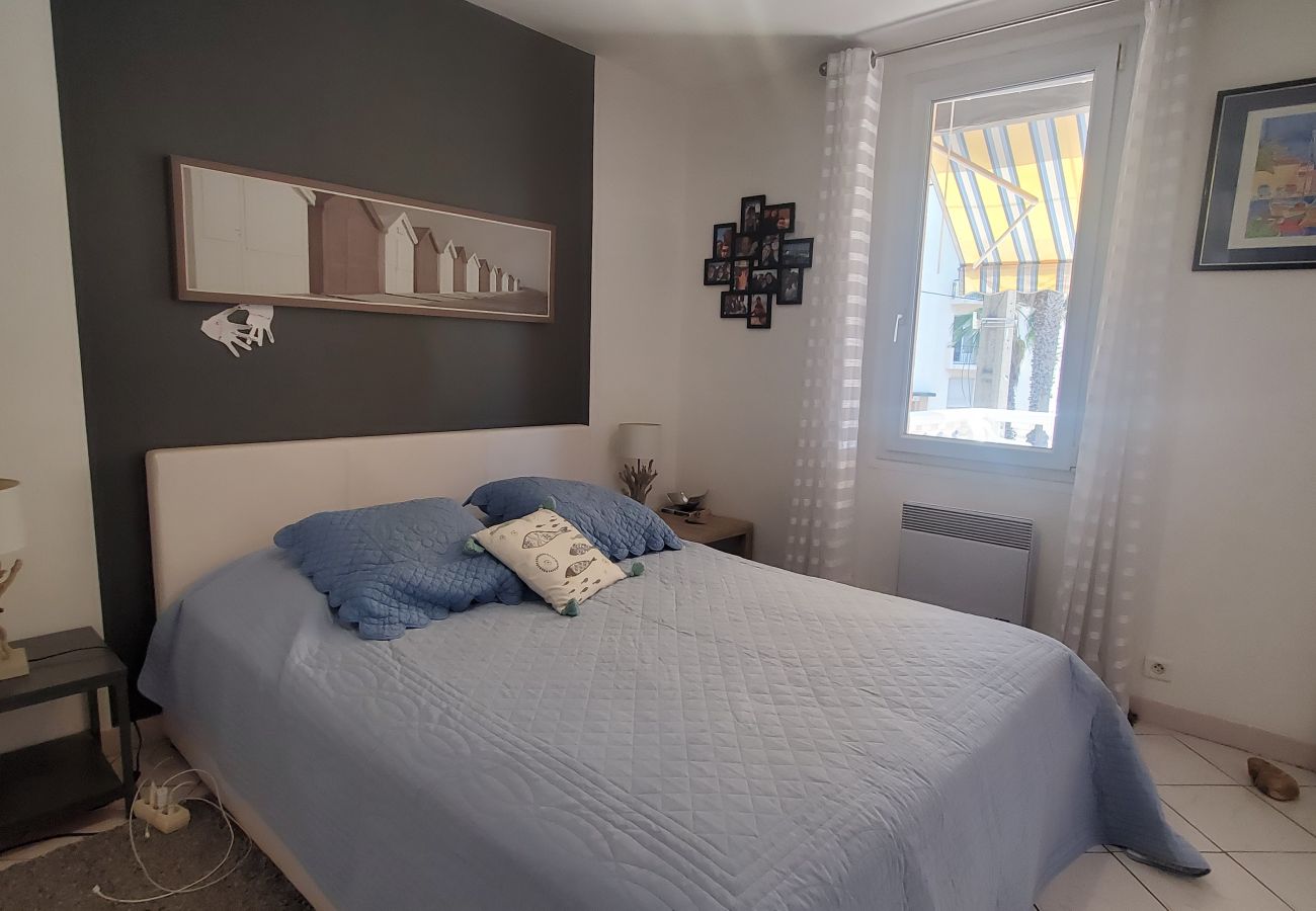 Apartment in Fréjus - Sea view and 50m from the beaches, 3-room apartment on the 1st floor of a villa, air-conditioned and a beautiful terrace for 4 privileged people