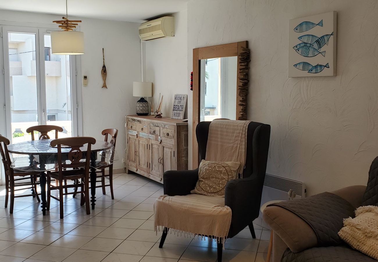 Apartment in Fréjus - Sea view and 50m from the beaches, 3-room apartment on the 1st floor of a villa, air-conditioned and a beautiful terrace for 4 privileged people