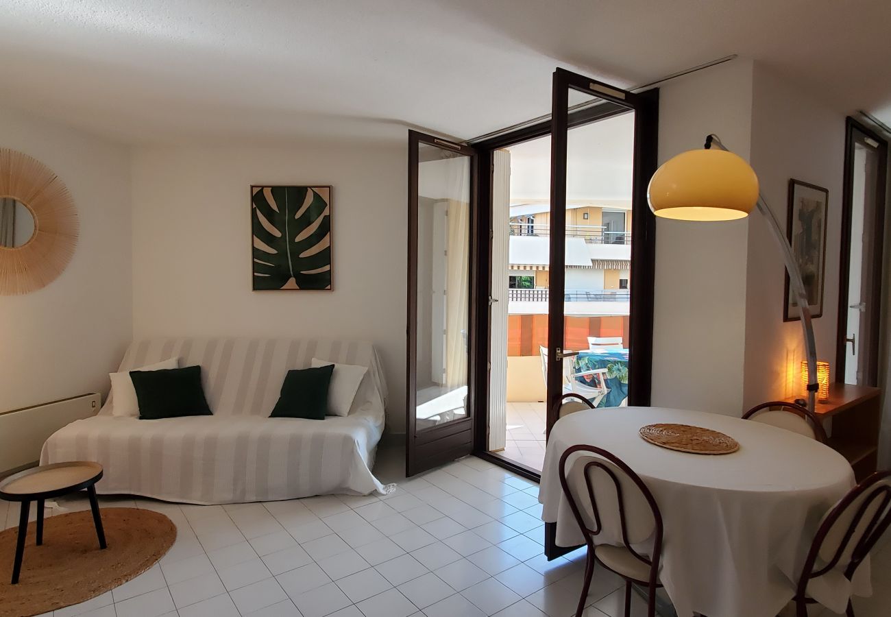 Apartment in Fréjus - Fréjus Plage, La MIOUGRANO, beautiful 3 room apartment, 5 people, large balcony, box in the basement, sought-after residence with swimming pool