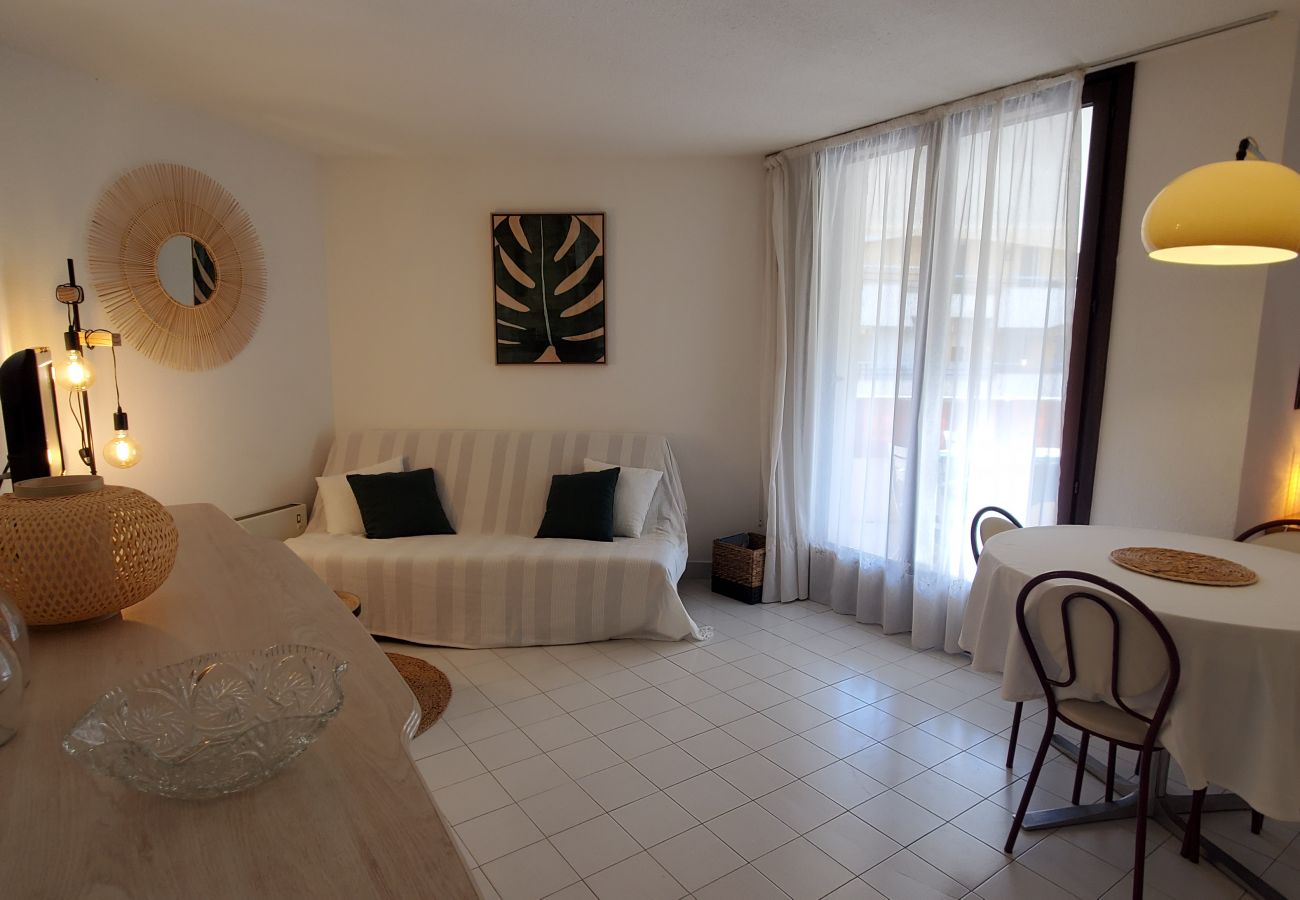 Apartment in Fréjus - Fréjus Plage, La MIOUGRANO, beautiful 3 room apartment, 5 people, large balcony, box in the basement, sought-after residence with swimming pool