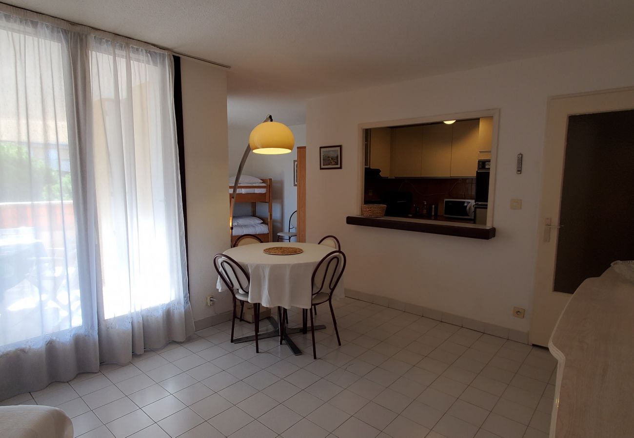 Apartment in Fréjus - Fréjus Plage, La MIOUGRANO, beautiful 3 room apartment, 5 people, large balcony, box in the basement, sought-after residence with swimming pool