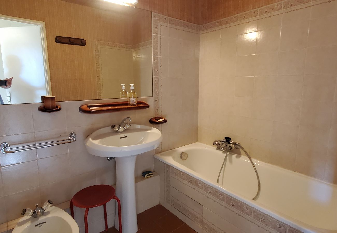 Apartment in Fréjus - Fréjus Plage, La MIOUGRANO, beautiful 3 room apartment, 5 people, large balcony, box in the basement, sought-after residence with swimming pool