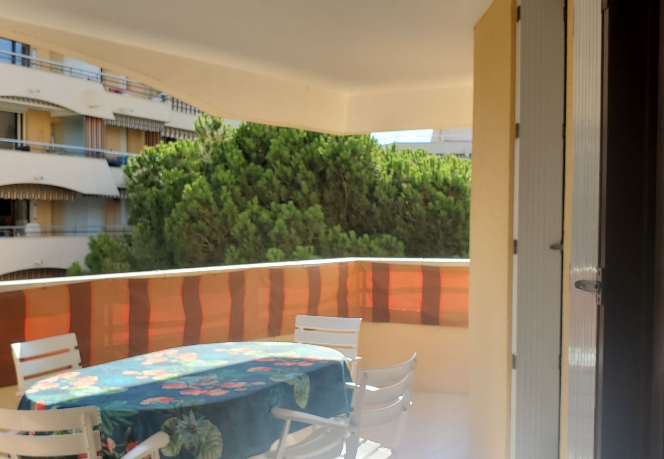 Apartment in Fréjus - Fréjus Plage, La MIOUGRANO, beautiful 3 room apartment, 5 people, large balcony, box in the basement, sought-after residence with swimming pool