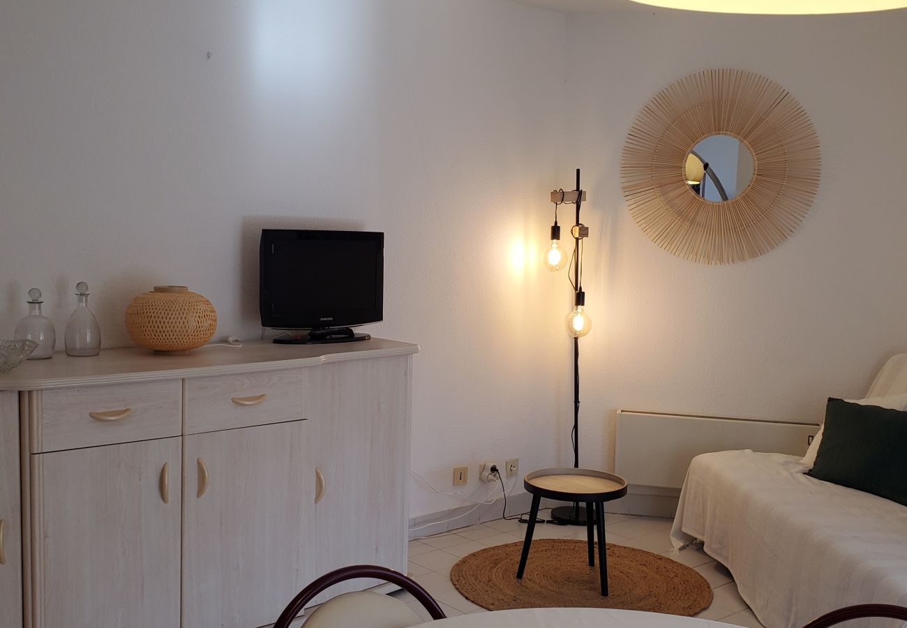 Apartment in Fréjus - Fréjus Plage, La MIOUGRANO, beautiful 3 room apartment, 5 people, large balcony, box in the basement, sought-after residence with swimming pool