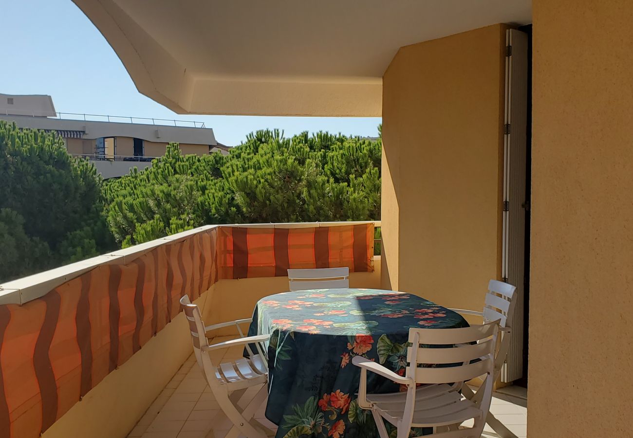 Apartment in Fréjus - Fréjus Plage, La MIOUGRANO, beautiful 3 room apartment, 5 people, large balcony, box in the basement, sought-after residence with swimming pool