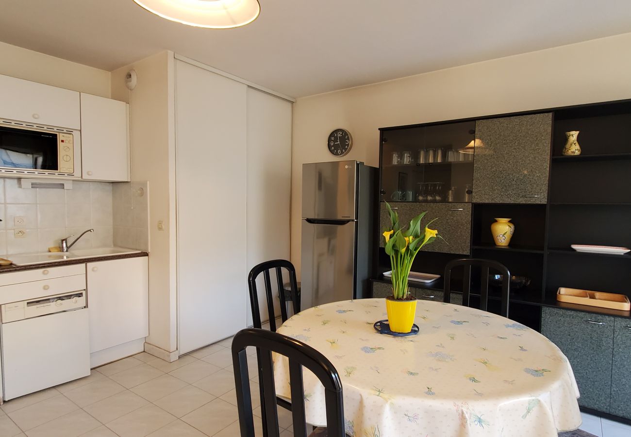 Apartment in Fréjus - Port Fréjus, Les rives Latines, 100 m from the beaches, 2 rooms, 40m2, capacity 4/5 people, balcony with port view, air-conditioned, WIFI closed garage