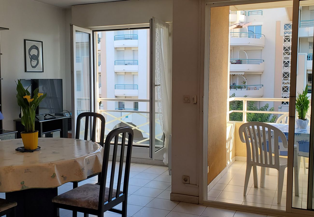 Apartment in Fréjus - Port Fréjus, Les rives Latines, 100 m from the beaches, 2 rooms, 40m2, capacity 4/5 people, balcony with port view, air-conditioned, WIFI closed garage