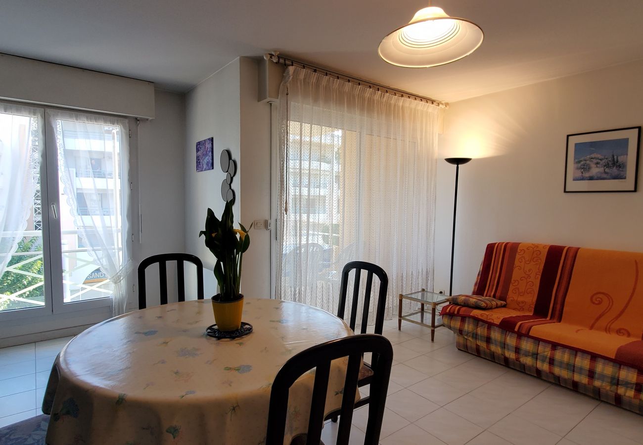 Apartment in Fréjus - Port Fréjus, Les rives Latines, 100 m from the beaches, 2 rooms, 40m2, capacity 4/5 people, balcony with port view, air-conditioned, WIFI closed garage