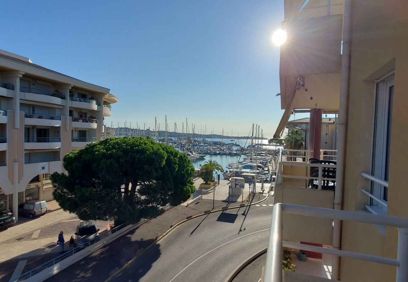 Apartment in Fréjus - Port Fréjus, Les rives Latines, 100 m from the beaches, 2 rooms, 40m2, capacity 4/5 people, balcony with port view, air-conditioned, WIFI closed garage