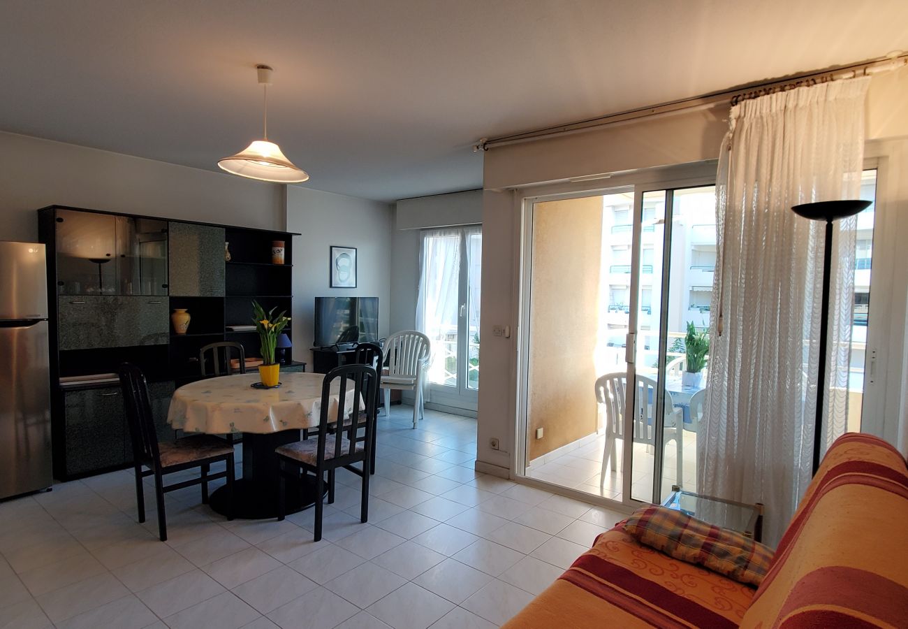 Apartment in Fréjus - Port Fréjus, Les rives Latines, 100 m from the beaches, 2 rooms, 40m2, capacity 4/5 people, balcony with port view, air-conditioned, WIFI closed garage