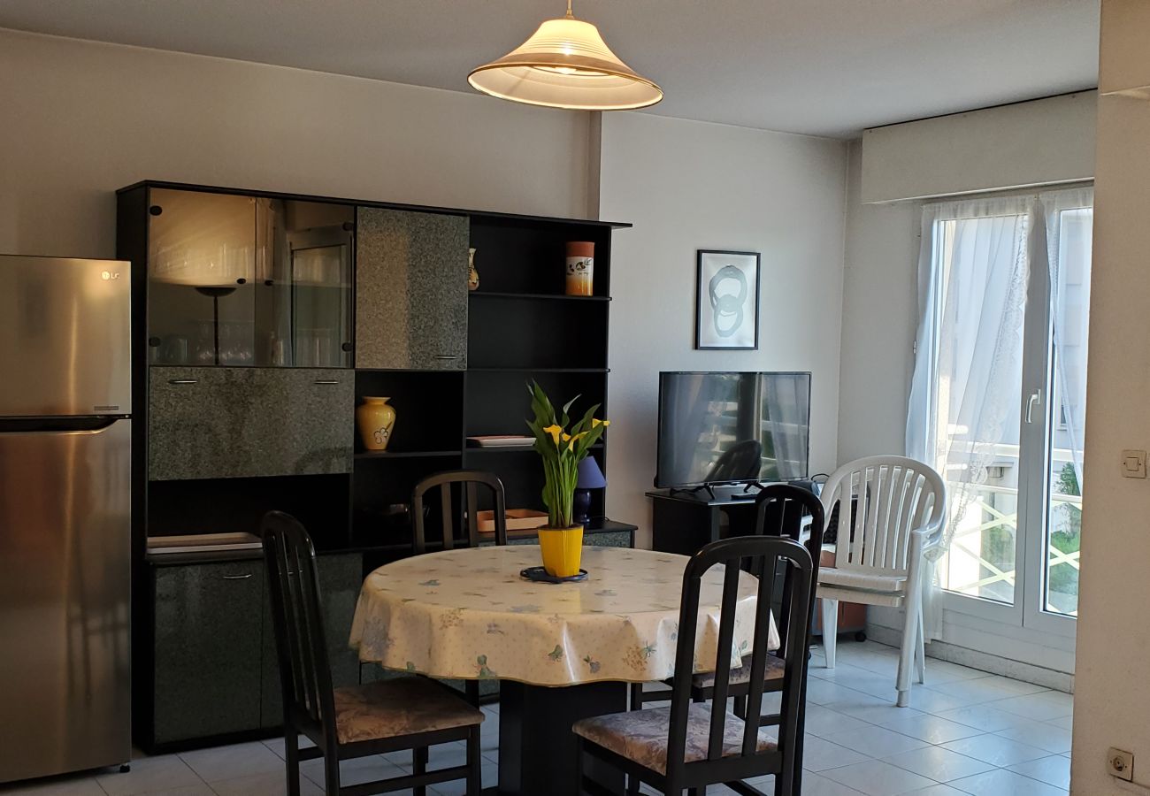 Apartment in Fréjus - Port Fréjus, Les rives Latines, 100 m from the beaches, 2 rooms, 40m2, capacity 4/5 people, balcony with port view, air-conditioned, WIFI closed garage