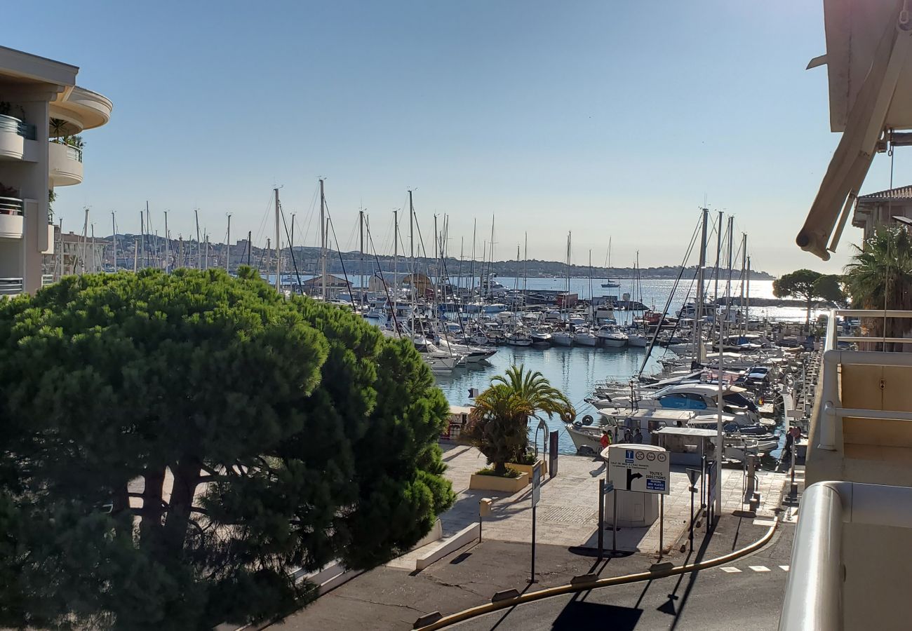 Apartment in Fréjus - Port Fréjus, Les rives Latines, 100 m from the beaches, 2 rooms, 40m2, capacity 4/5 people, balcony with port view, air-conditioned, WIFI closed garage