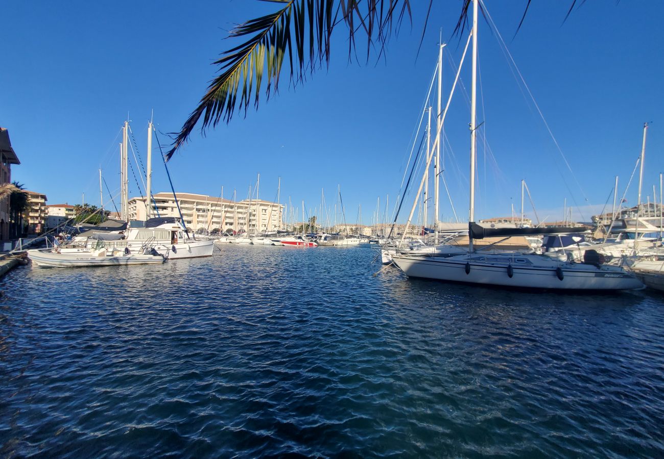 Apartment in Fréjus - Port Fréjus, Les rives Latines, 100 m from the beaches, 2 rooms, 40m2, capacity 4/5 people, balcony with port view, air-conditioned, WIFI closed garage