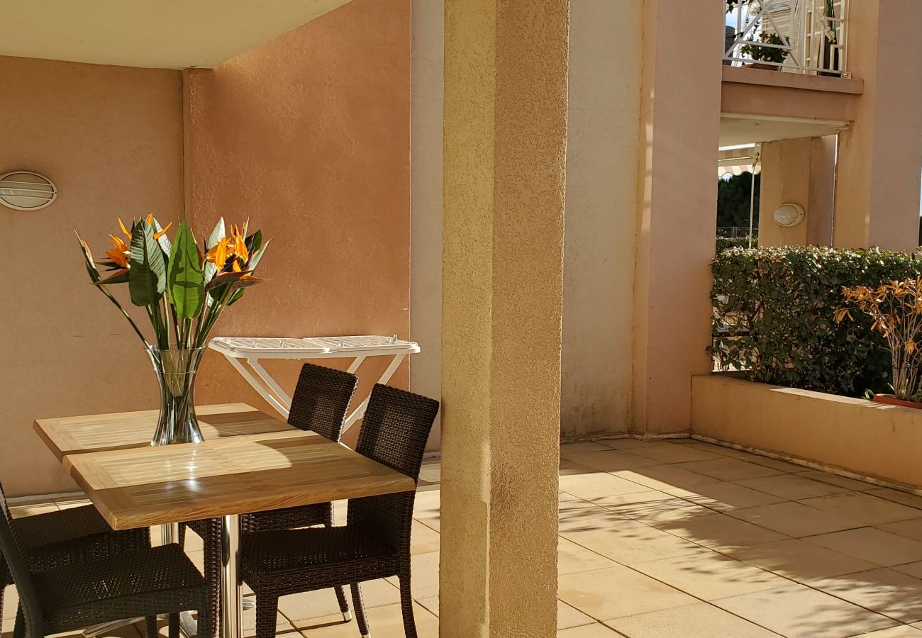 Apartment in Fréjus - Port-Fréjus, Cap Hermès, 2/3 rooms 50m2, 6 beds, swimming pool, air-conditioned, parking, direct access to the beach, large terrace 50m2 for a pleasant stay in the sun, relaxation and leisure