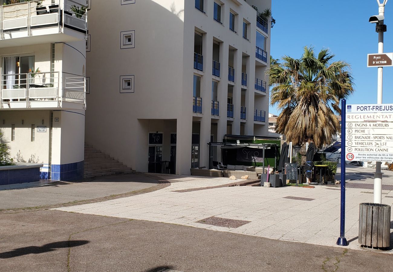 Apartment in Fréjus - Port-Fréjus, LE NADIR, on the quays, Large 2 room apartment 51m2, sleeps 4/5, parking, close access to the beaches, balcony, for a pleasant stay in the sun, relaxation and leisure