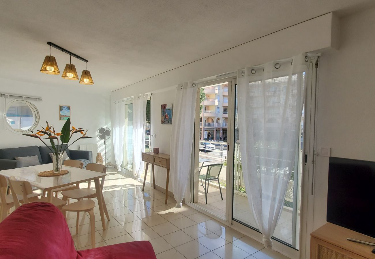 Apartment in Fréjus - Port-Fréjus, LE NADIR, on the quays, Large 2 room apartment 51m2, sleeps 4/5, parking, close access to the beaches, balcony, for a pleasant stay in the sun, relaxation and leisure