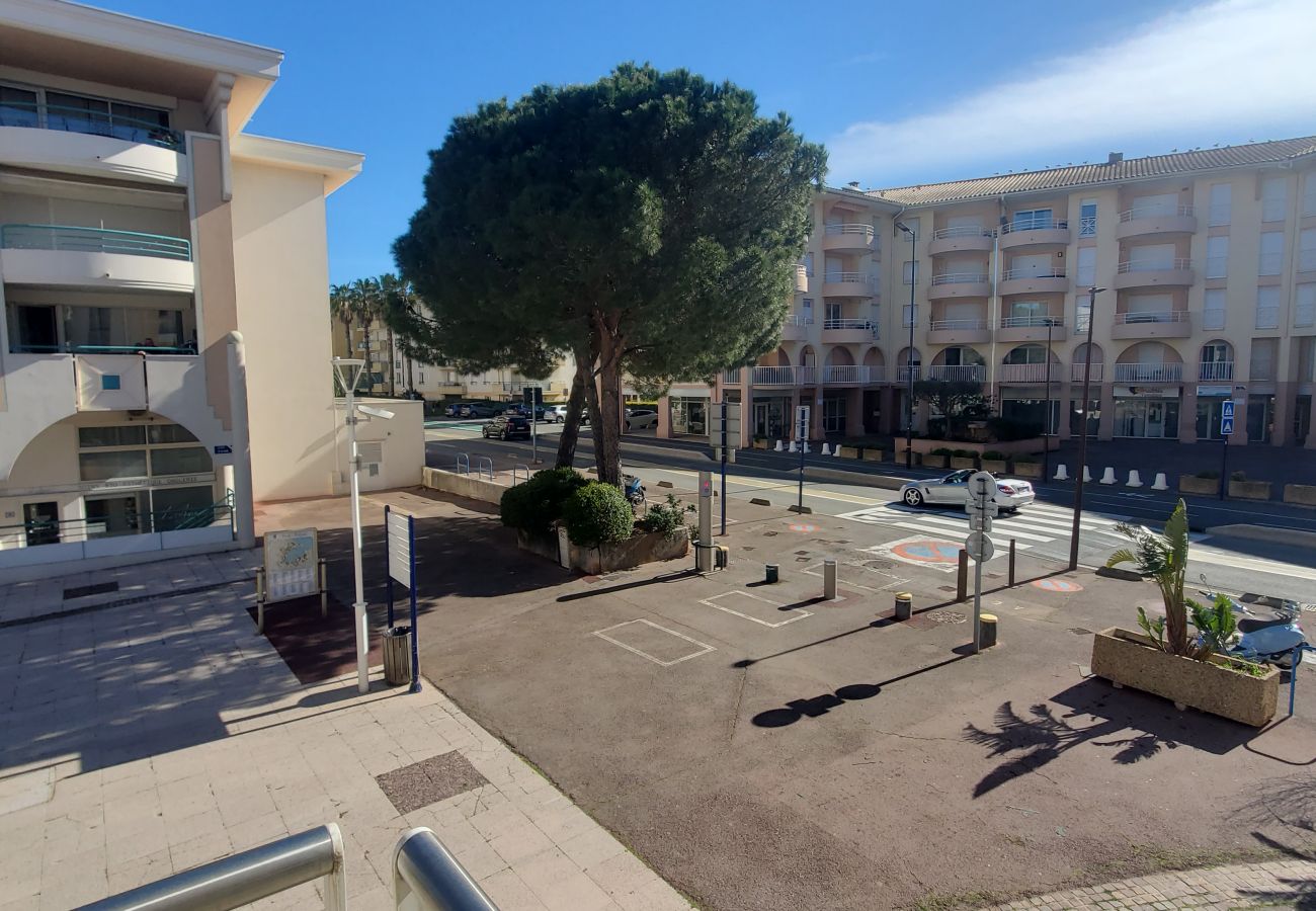 Apartment in Fréjus - Port-Fréjus, LE NADIR, on the quays, Large 2 room apartment 51m2, sleeps 4/5, parking, close access to the beaches, balcony, for a pleasant stay in the sun, relaxation and leisure