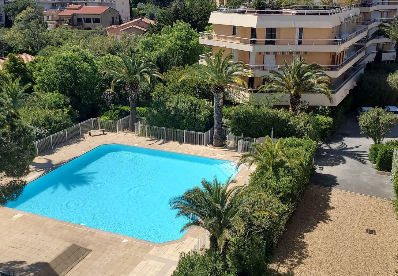 Apartment in Fréjus - Fréjus-Plage, La MIOUGRANO, T2 48m2, 4 people, view of garden and swimming pool, private parking