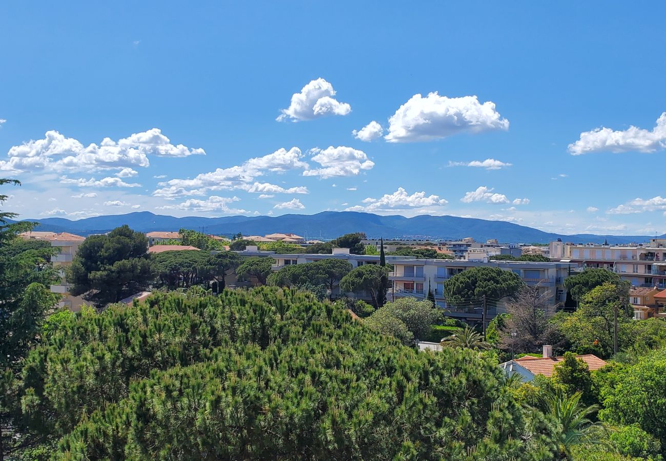 Apartment in Fréjus - Fréjus-Plage, La MIOUGRANO, T2 48m2, 4 people, view of garden and swimming pool, private parking