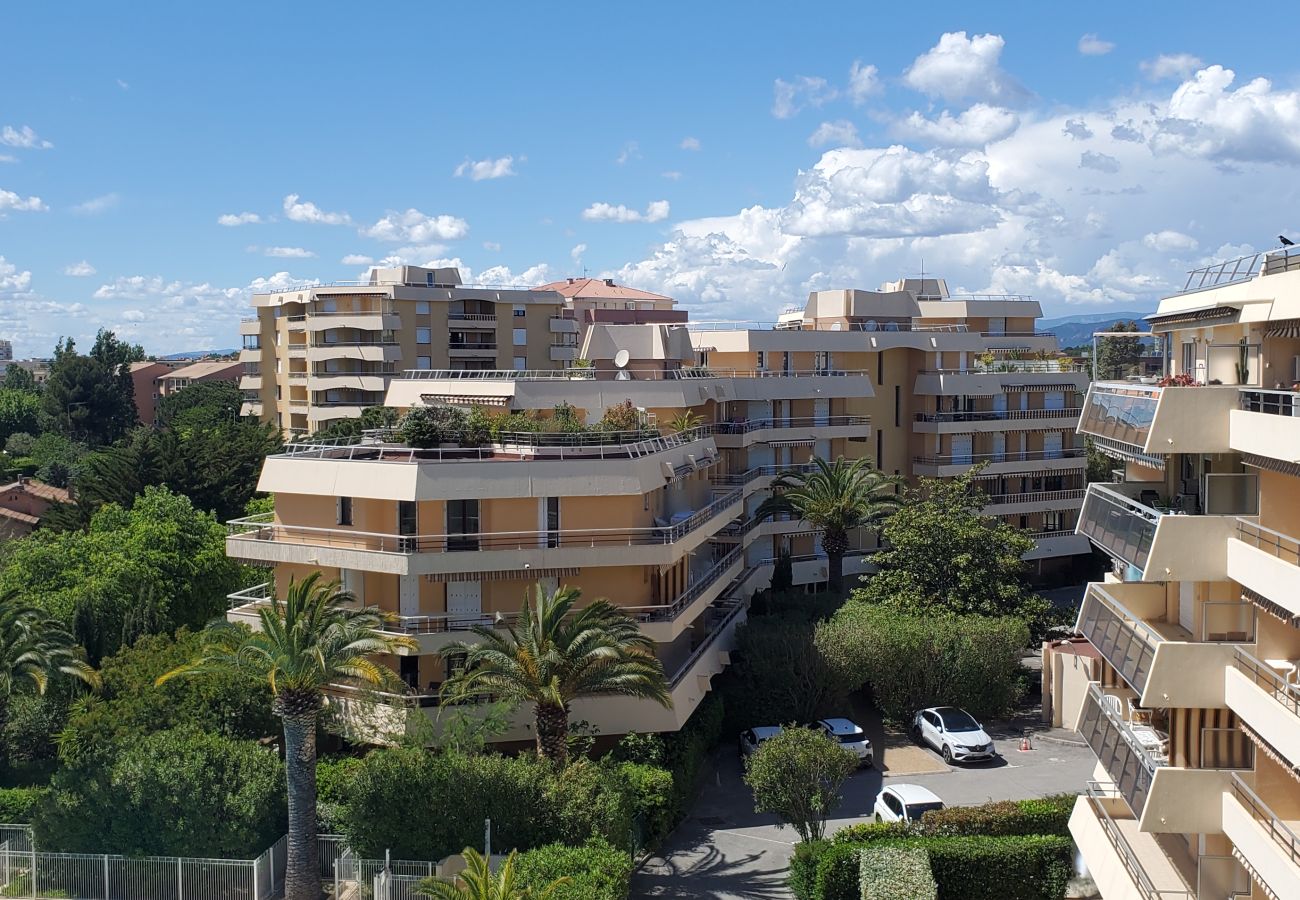 Apartment in Fréjus - Fréjus-Plage, La MIOUGRANO, T2 48m2, 4 people, view of garden and swimming pool, private parking