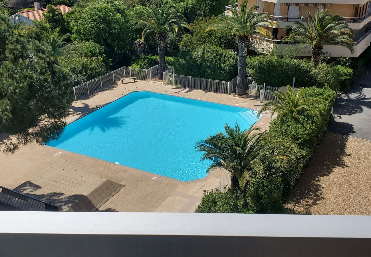 Apartment in Fréjus - Fréjus-Plage, La MIOUGRANO, T2 48m2, 4 people, view of garden and swimming pool, private parking